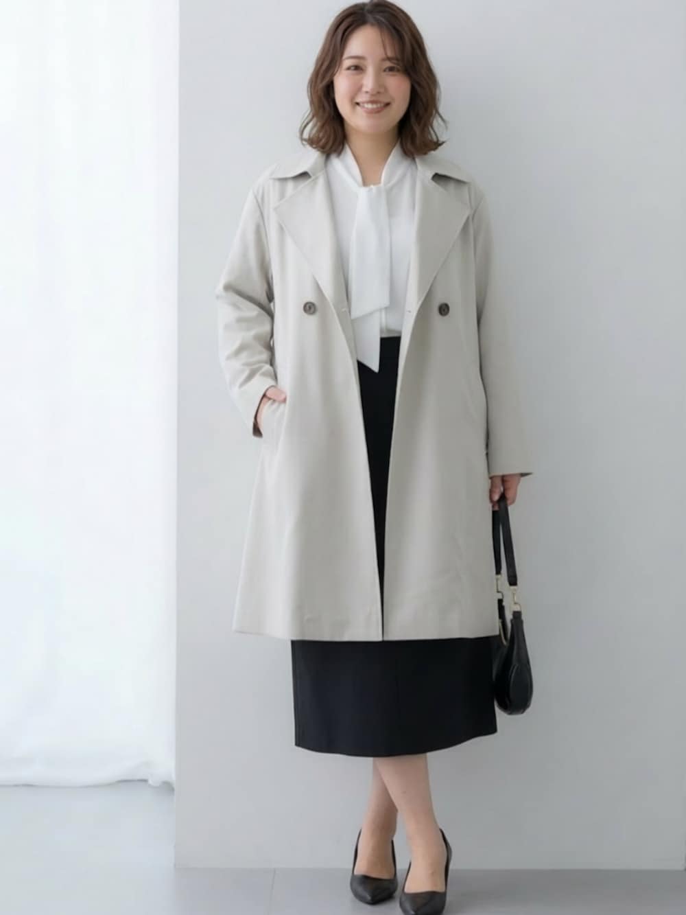 ブルー系のスカート、ホワイト系のシャツ/ブラウス、グレー系のダッフルコートを着用したレディースの春コーディネートの2枚目の写真