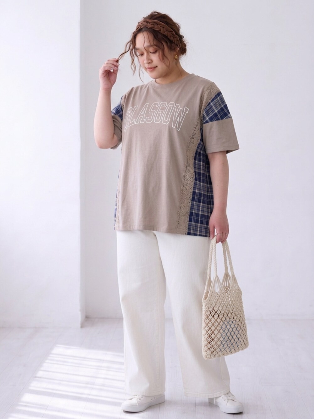ホワイト系のパンツ、ベージュ系のTシャツ/カットソーを着用したレディースの夏コーディネートの2枚目の写真