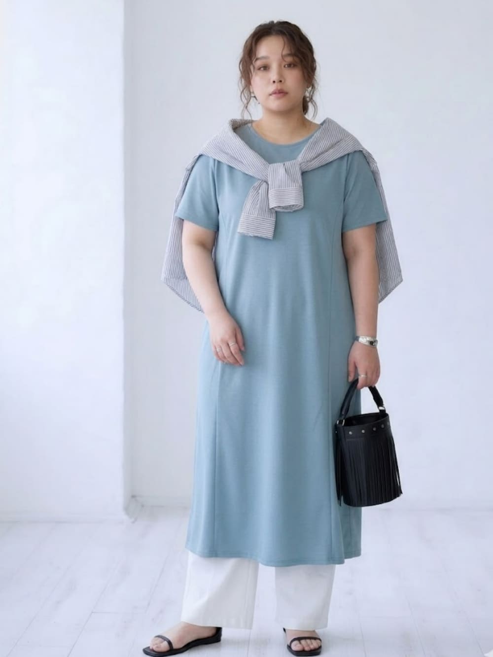 ホワイト系のパンツ、ブルー系のワンピース、ブルー系のシャツ/ブラウスを着用したレディースの春コーディネートの2枚目の写真