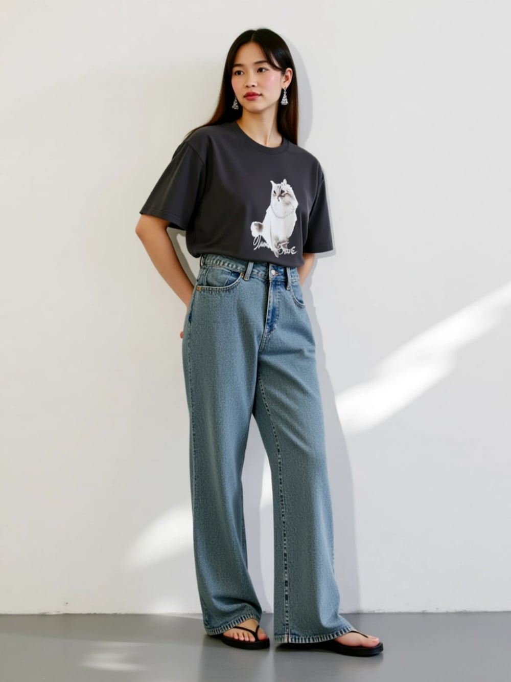 「レディースファッション、モデル、レギュラー、夏コーデ」｜「nissenのパールモチーフ付ねこちゃんプリントＴシャツ（Tシャツ/カットソー、ブラック系）」を使った、nissen AI Modelsさん（レディース・164cm）の夏コーディネートの5枚目の写真