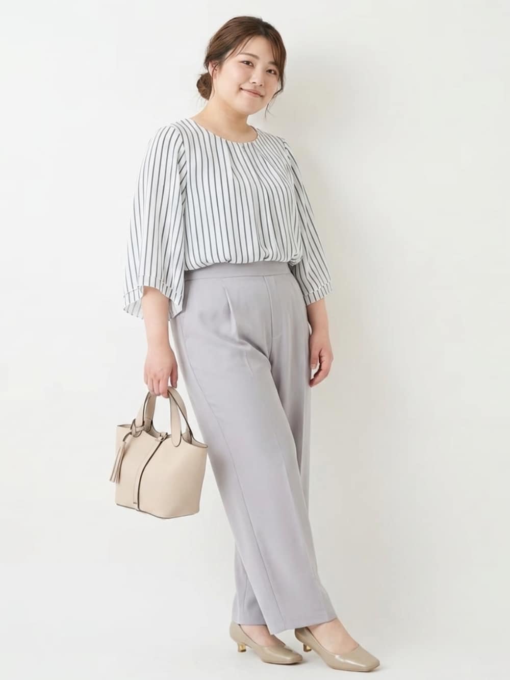 ホワイト系のシャツ/ブラウス、パープル系のパンツ、グレー系のパンプスを着用したレディースの夏コーディネートの3枚目の写真