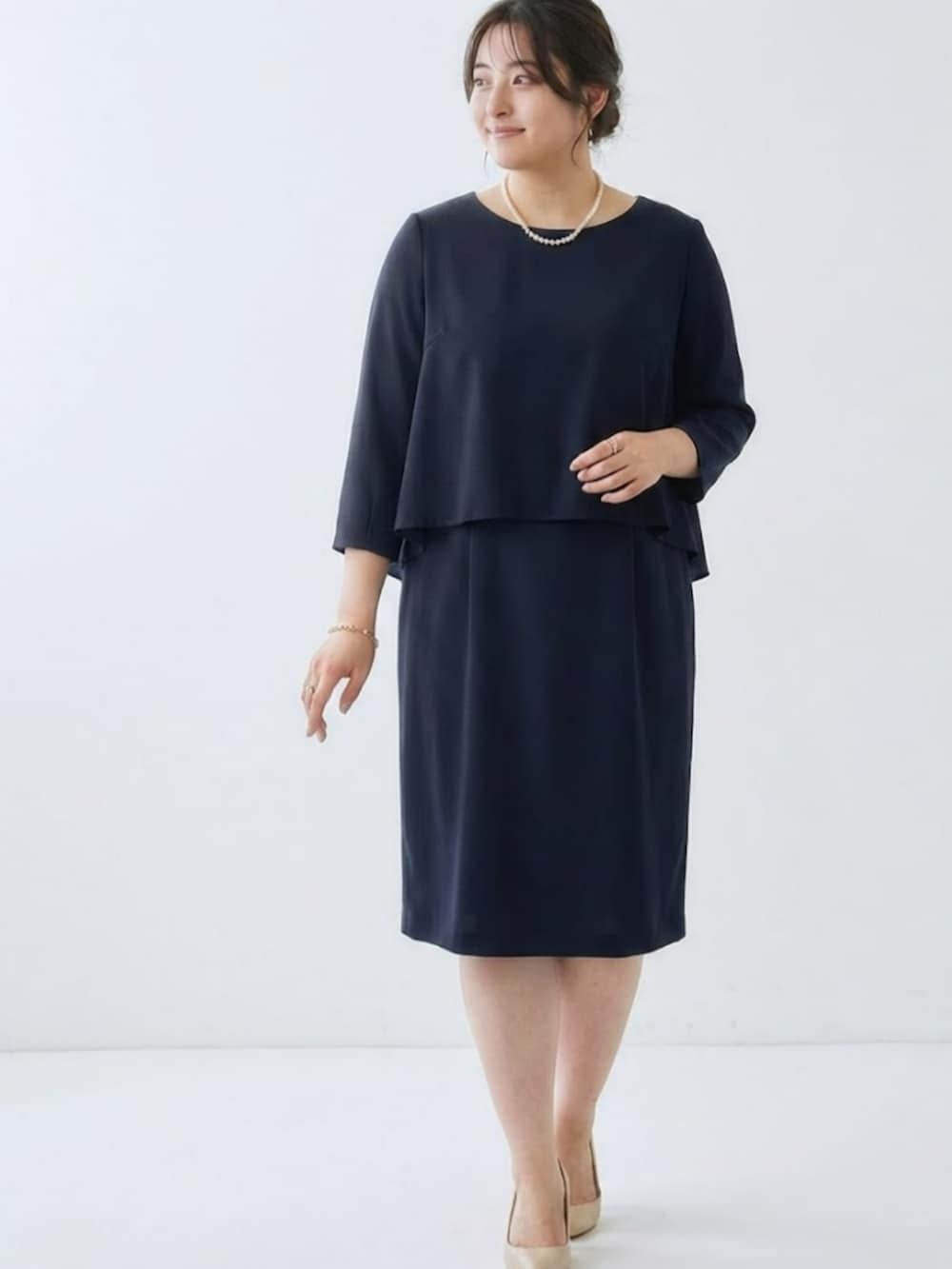 ブルー系のスーツセット、ブルー系のスーツジャケットを着用したレディースの冬コーディネートの3枚目の写真