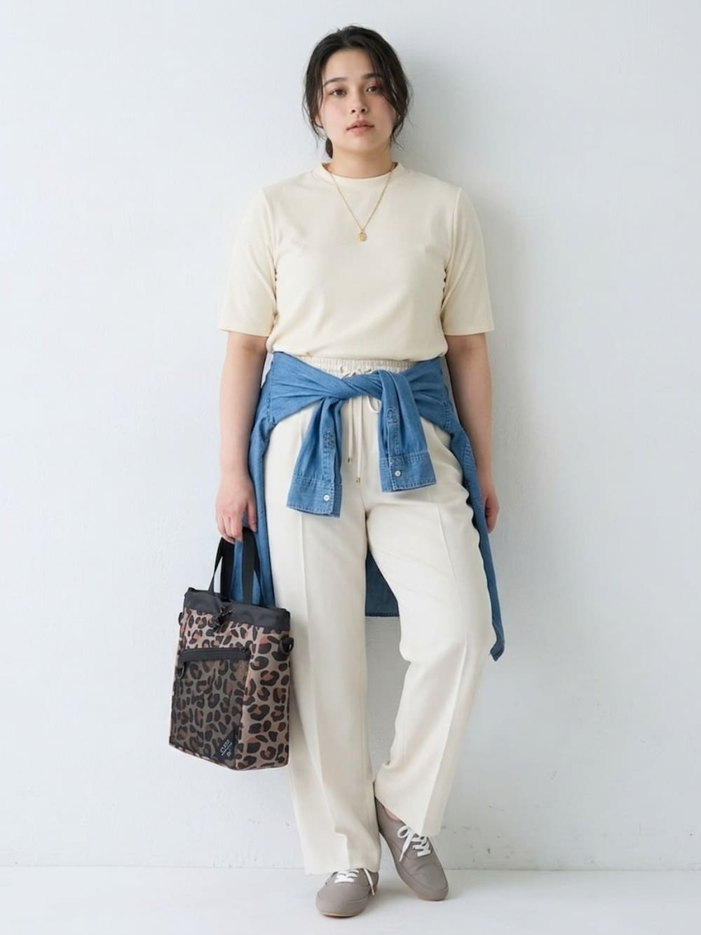 ホワイト系のTシャツ/カットソー、ホワイト系のその他パンツ、ベージュ系のショルダーバッグを着用したレディースの夏コーディネートの2枚目の写真