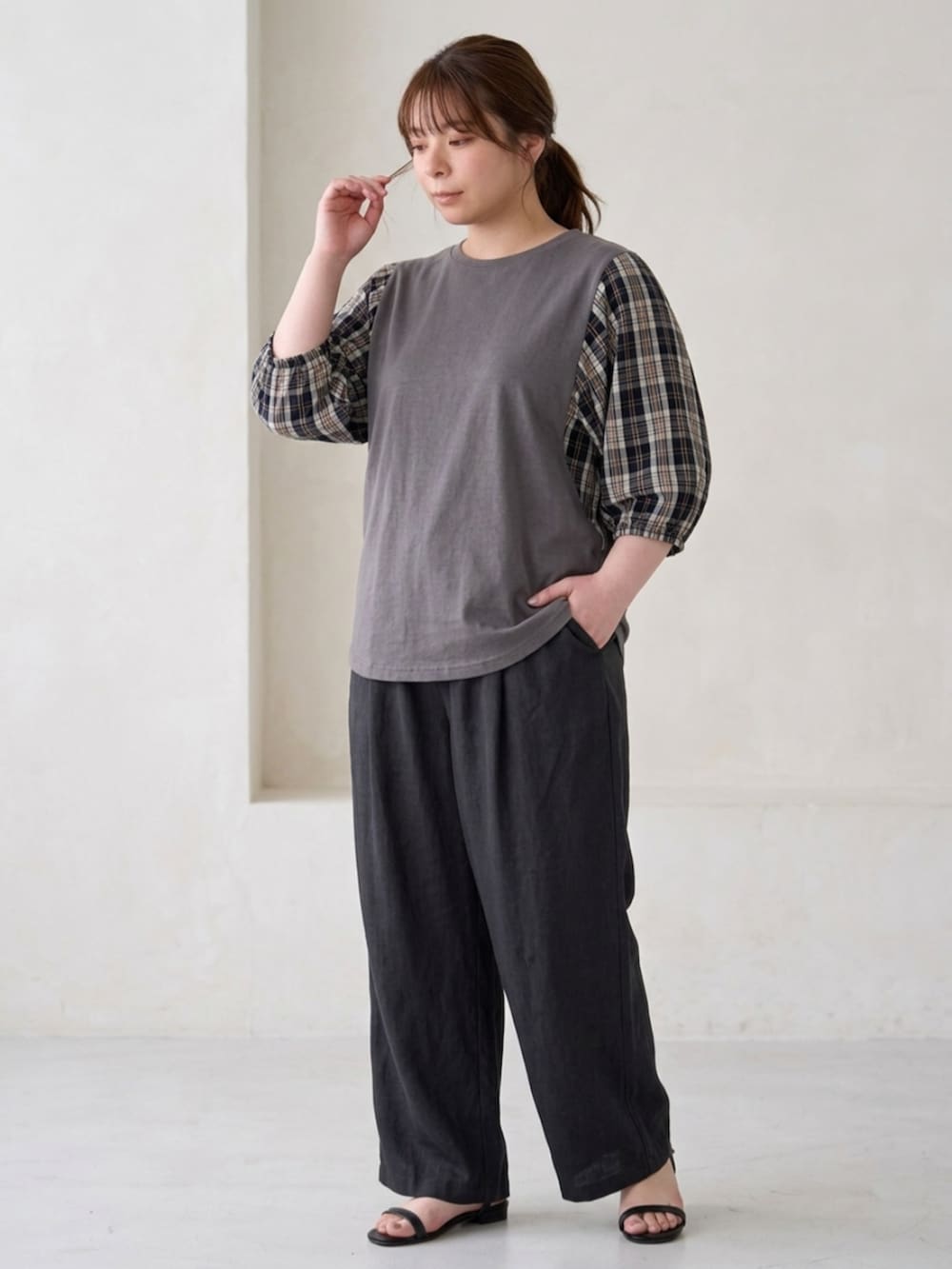 ブラック系のパンツ、グレー系のTシャツ/カットソーを着用したレディースの夏コーディネートの2枚目の写真