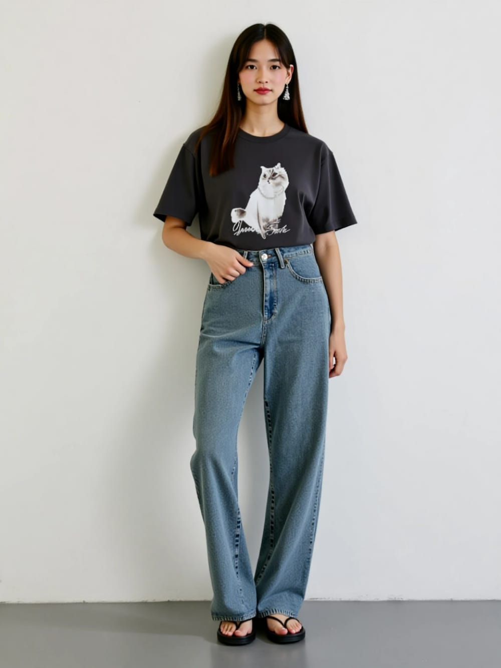 「レディースファッション、モデル、レギュラー、夏コーデ」｜「nissenのパールモチーフ付ねこちゃんプリントＴシャツ（Tシャツ/カットソー、ブラック系）」を使った、nissen AI Modelsさん（レディース・164cm）の夏コーディネートの2枚目の写真