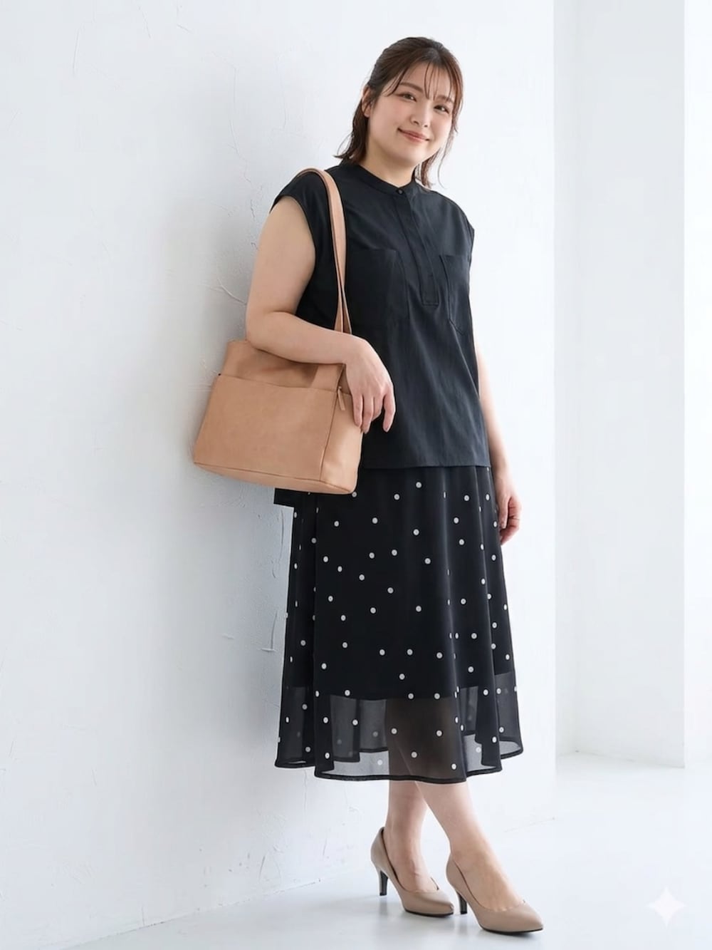 オレンジ系のトートバッグ、ブラック系のシャツ/ブラウス、ブラック系のスカートを着用したレディースの夏コーディネートの2枚目の写真