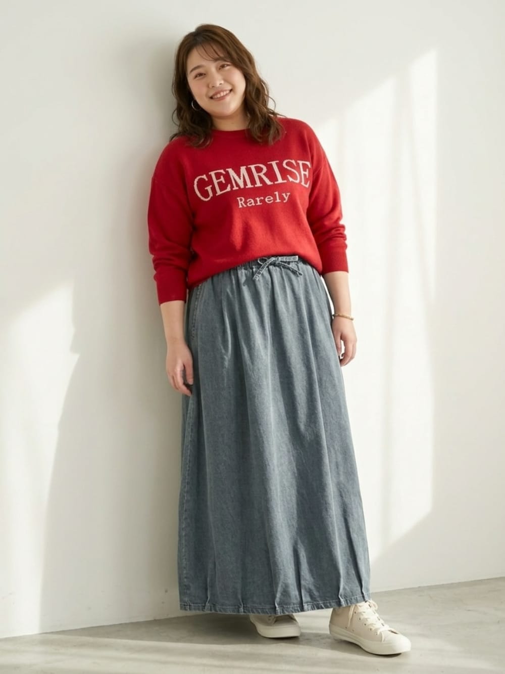 ブルー系のデニムスカート、ベージュ系のバレエシューズ、レッド系のニット/セーターを着用したレディースの夏コーディネートの4枚目の写真