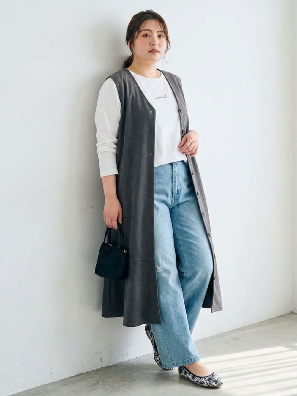 グレー系のワンピース、ブルー系のその他パンツ、ブルー系のバレエシューズを着用したレディースの秋コーディネートの3枚目の写真