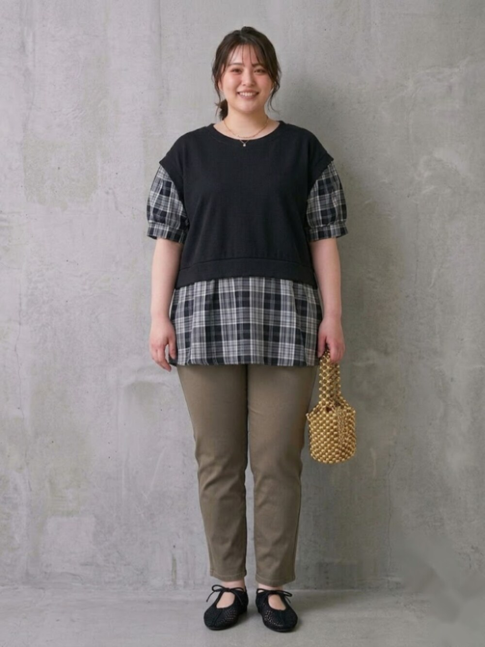 ブラック系のTシャツ/カットソー、ブラウン系のパンツを着用したレディースの夏コーディネートの2枚目の写真