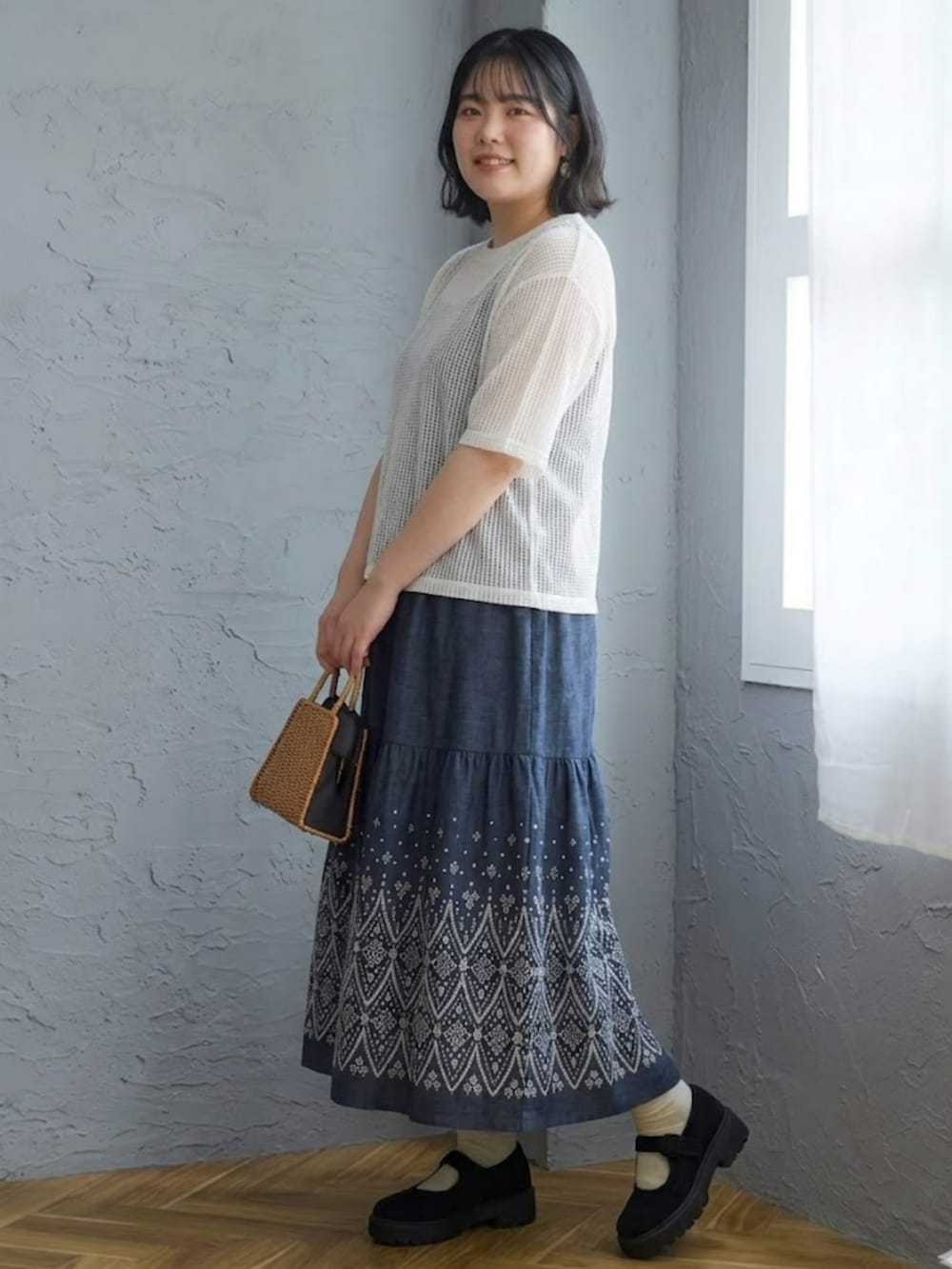 ブルー系のTシャツ/カットソー、ブラック系のワンピースを着用したレディースの春コーディネートの2枚目の写真