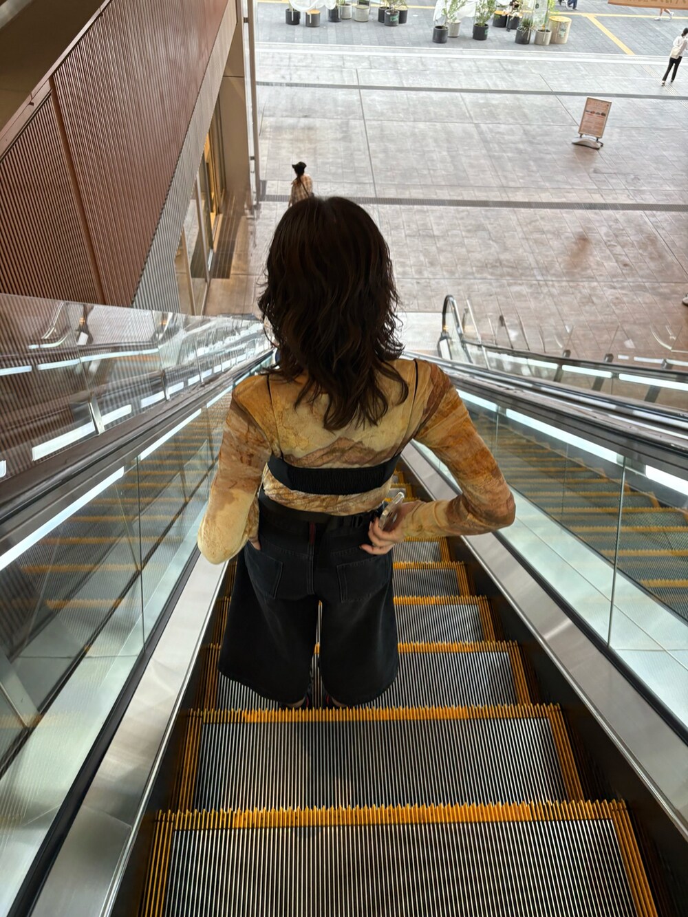 ベージュ系のカーディガン/ボレロ、ブラック系のブラジャーを着用したレディースの秋コーディネートの4枚目の写真