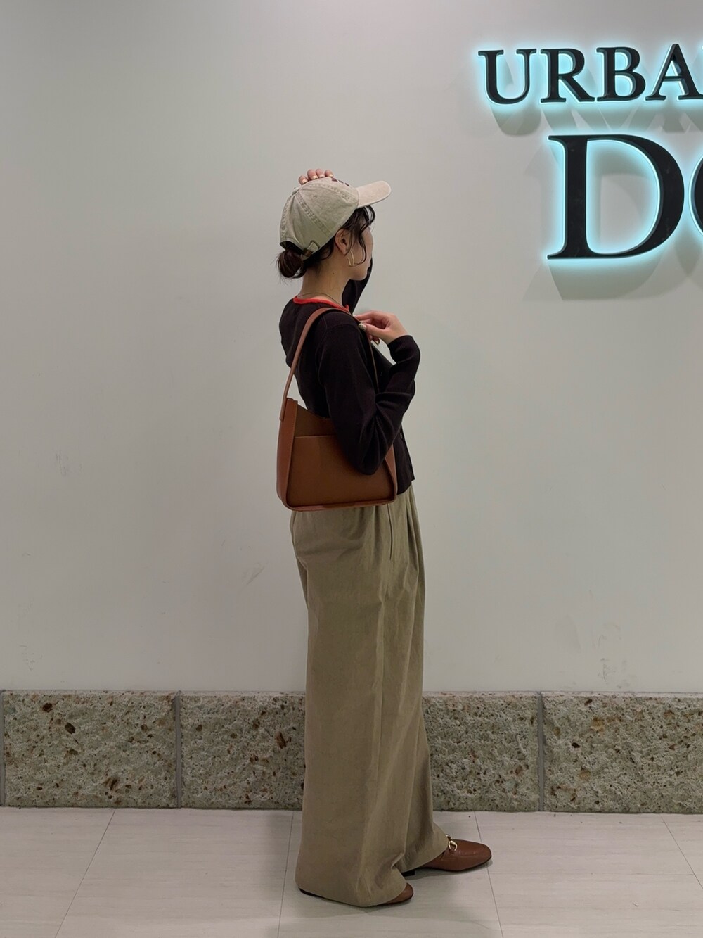 ベージュ系のその他パンツ、ブラウン系のニット/セーター、ブラウン系のローファーを着用したレディースの秋コーディネートの2枚目の写真