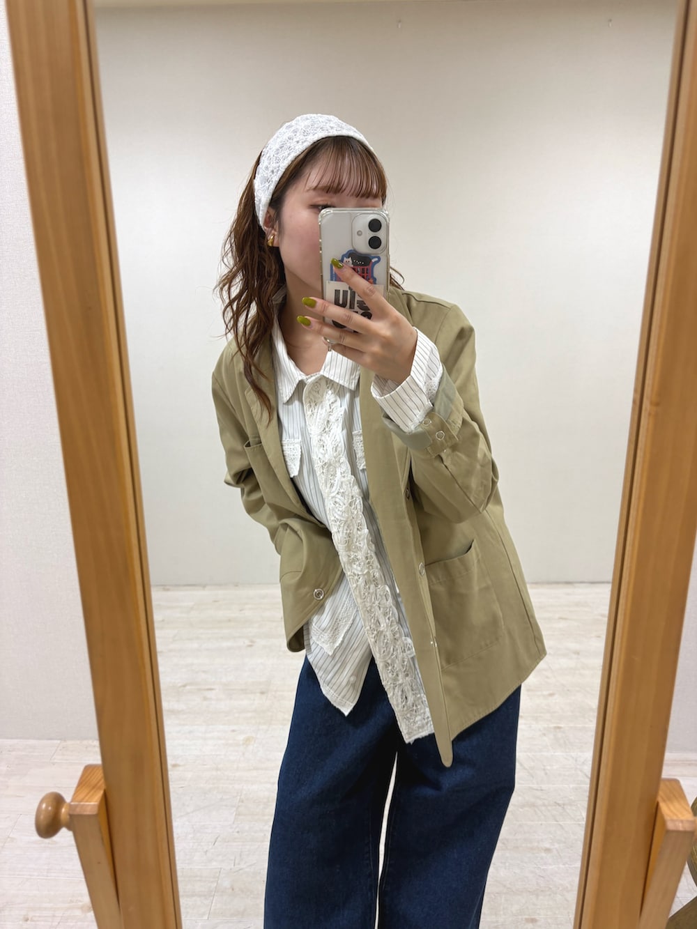 ベージュ系のその他アウター、ホワイト系のシャツ/ブラウス、ブルー系のデニムパンツを着用したレディースの秋コーディネートの4枚目の写真