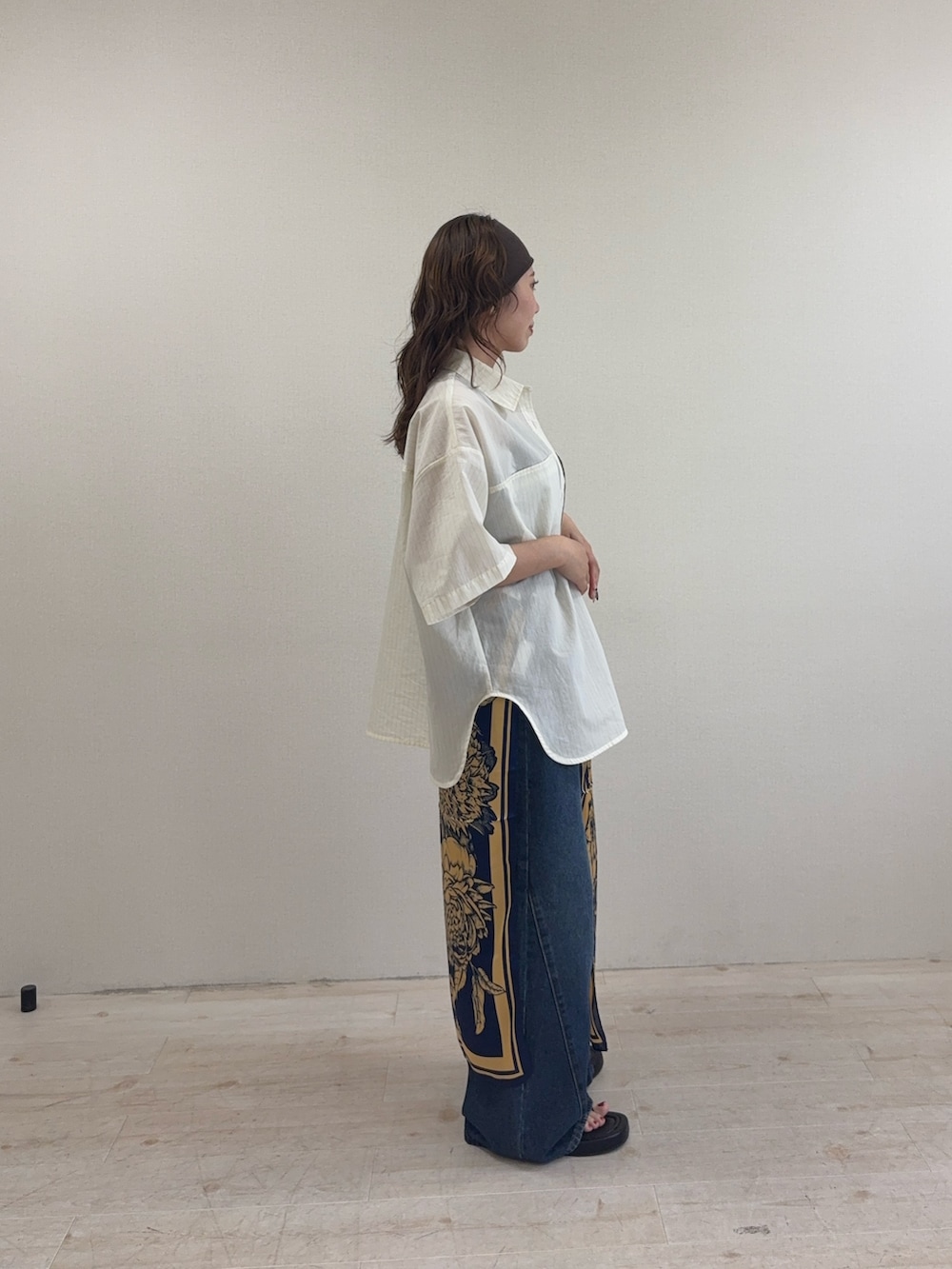ホワイト系のシャツ/ブラウス、ブルー系のデニムパンツ、ブラック系のサンダルを着用したレディースの夏コーディネートの2枚目の写真