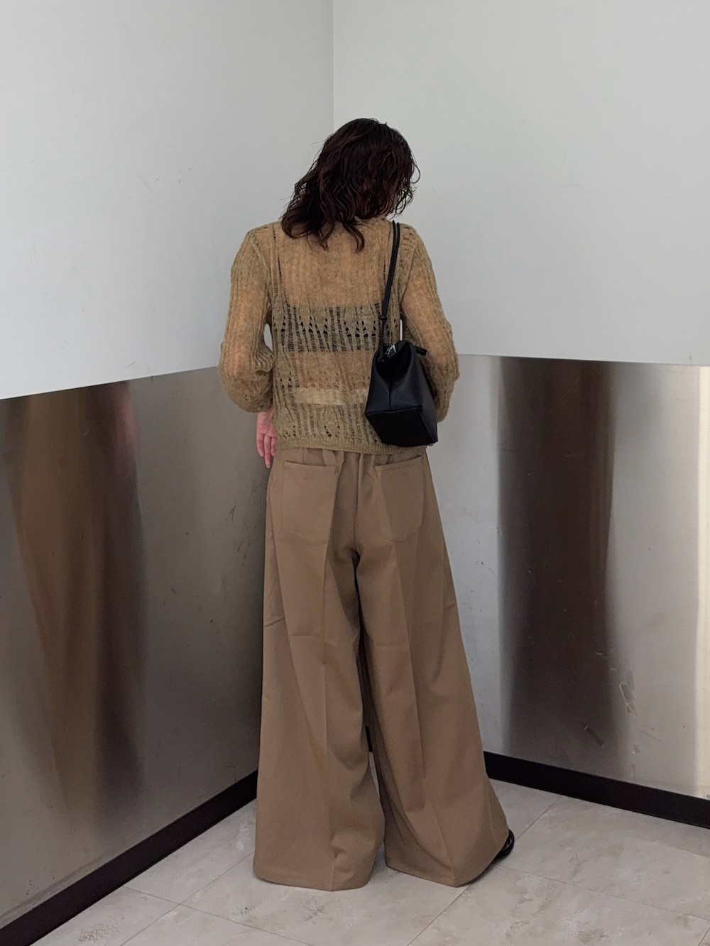 ベージュ系のカーディガン/ボレロ、ベージュ系のその他パンツ、ブラック系のローファーを着用したレディースの秋コーディネートの3枚目の写真