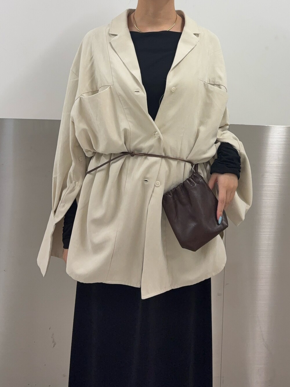 ホワイト系のシャツ/ブラウス、ブラック系のスカート、ブラック系のTシャツ/カットソーを着用したレディースの秋コーディネートの4枚目の写真