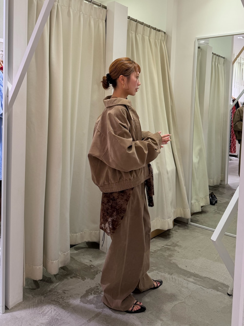 ベージュ系のブルゾン、ベージュ系のその他パンツ、ブラウン系のTシャツ/カットソーを着用したレディースの秋コーディネートの2枚目の写真