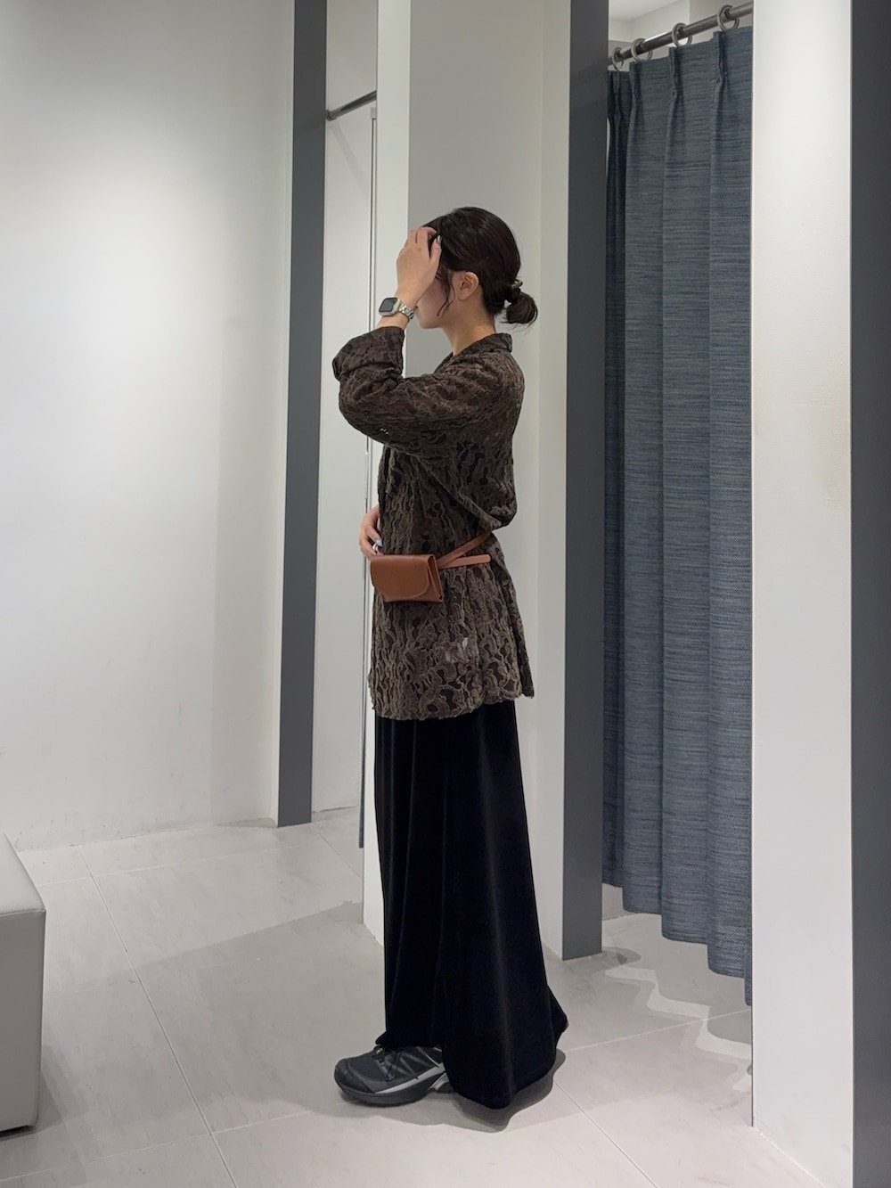 ブラウン系のその他アウター、ブラック系のスカート、ブラック系のスニーカーを着用したレディースの秋コーディネートの2枚目の写真