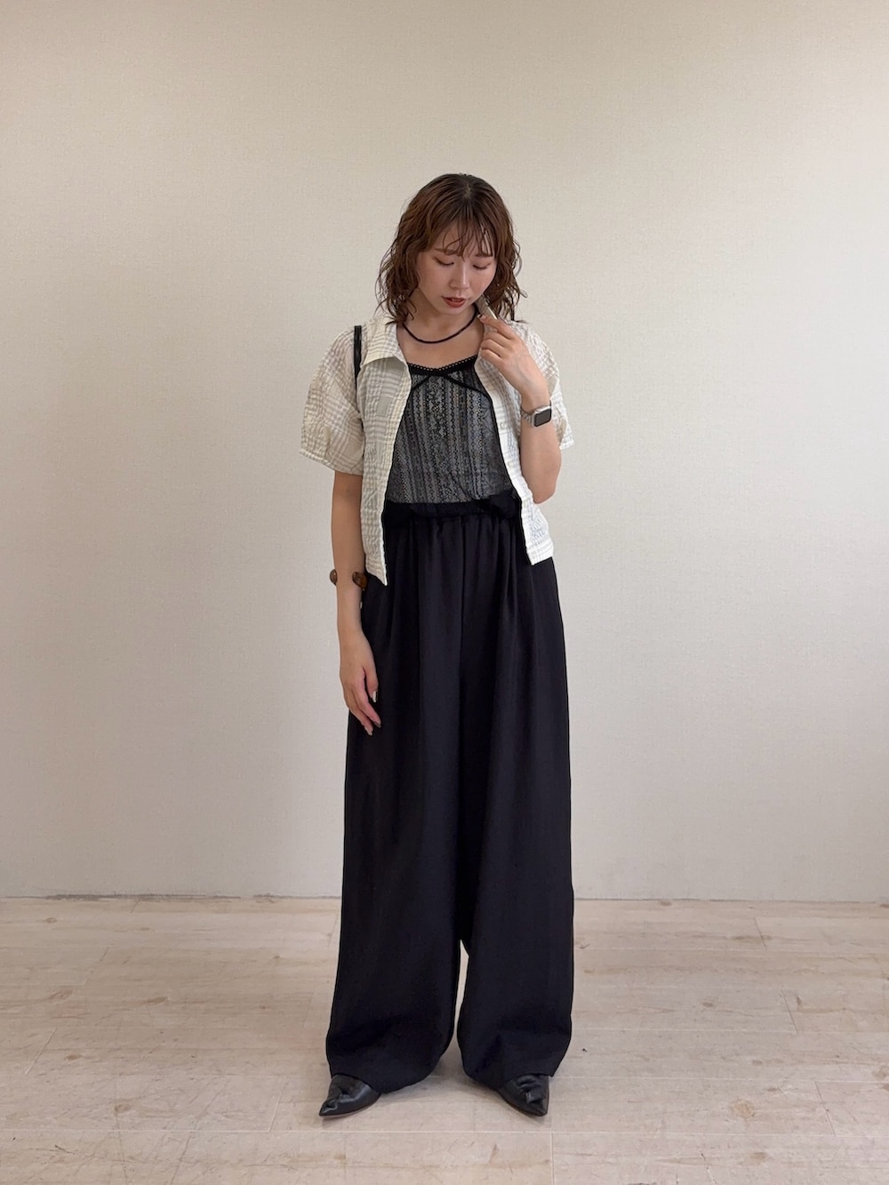 ホワイト系のシャツ/ブラウス、ブラック系のその他パンツ、ブラック系のキャミソールを着用したレディースの夏コーディネートの4枚目の写真