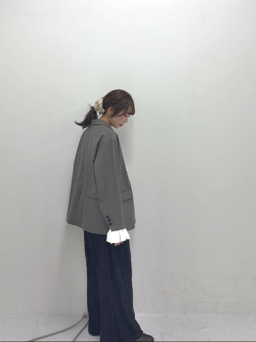 グレー系のその他アウター、ブラック系のその他パンツ、ブラック系のその他シューズを着用したレディースの冬コーディネートの2枚目の写真