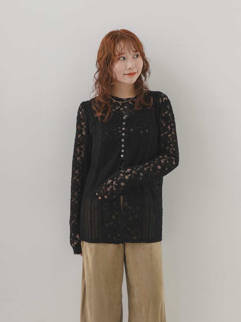 ベージュ系のその他パンツ、ブラック系のカーディガン/ボレロを着用したレディースの夏コーディネートの2枚目の写真