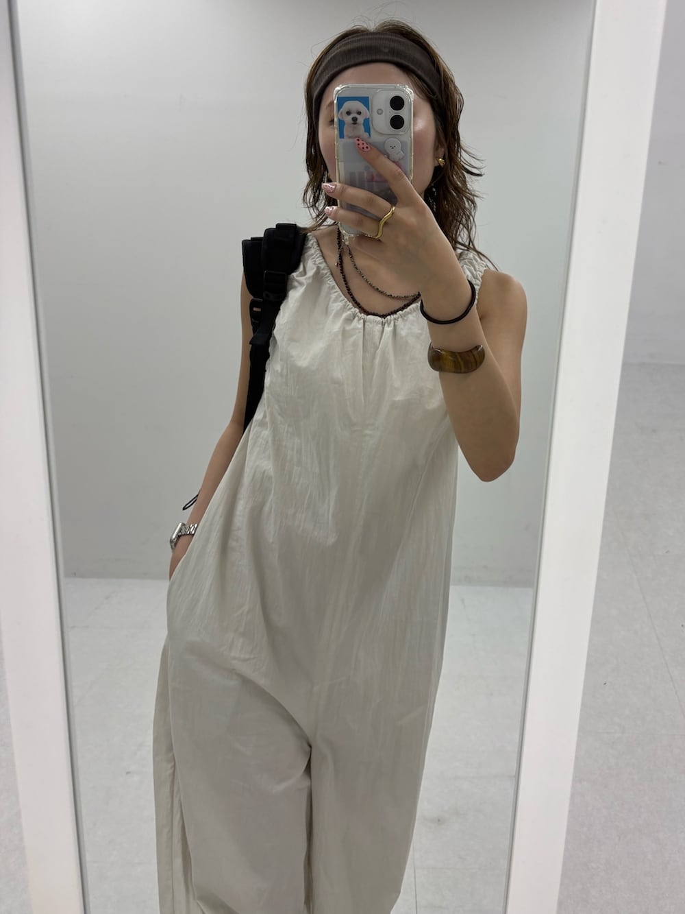ホワイト系のその他パンツを着用したレディースの夏コーディネートの4枚目の写真