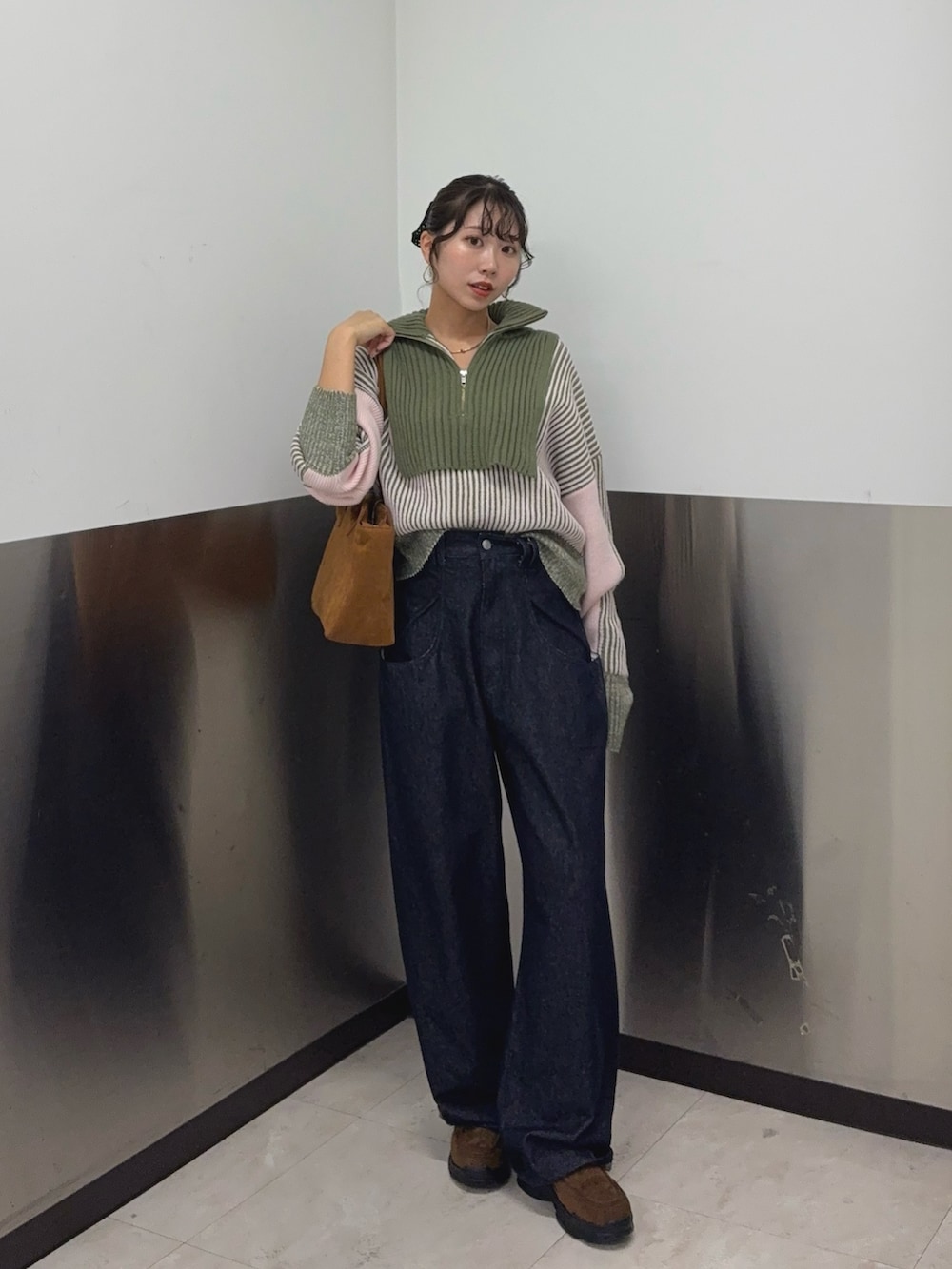 グリーン系のニット/セーター、ブルー系のデニムパンツ、ブラウン系のその他シューズを着用したレディースの秋コーディネートの2枚目の写真