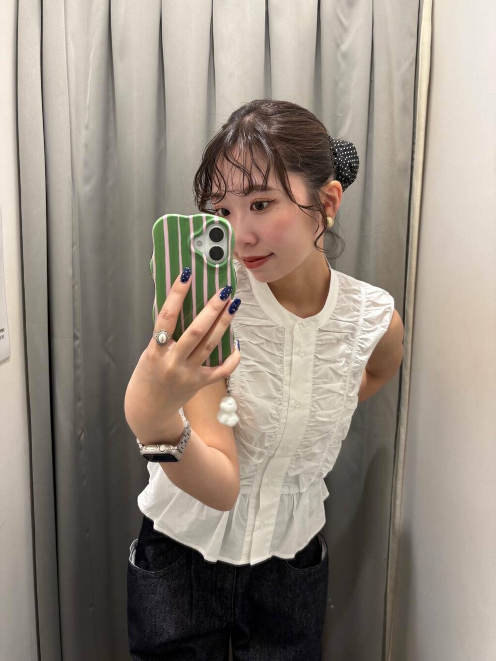 ブラック系のボストンバッグ、ブルー系のデニムパンツ、ホワイト系のシャツ/ブラウスを着用したレディースの春コーディネートの4枚目の写真