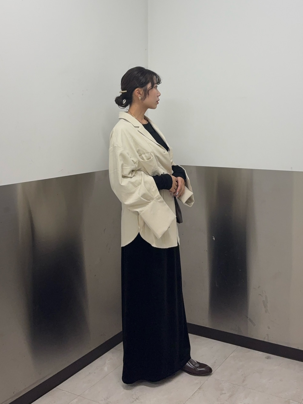 ホワイト系のシャツ/ブラウス、ブラック系のスカート、ブラック系のTシャツ/カットソーを着用したレディースの秋コーディネートの2枚目の写真