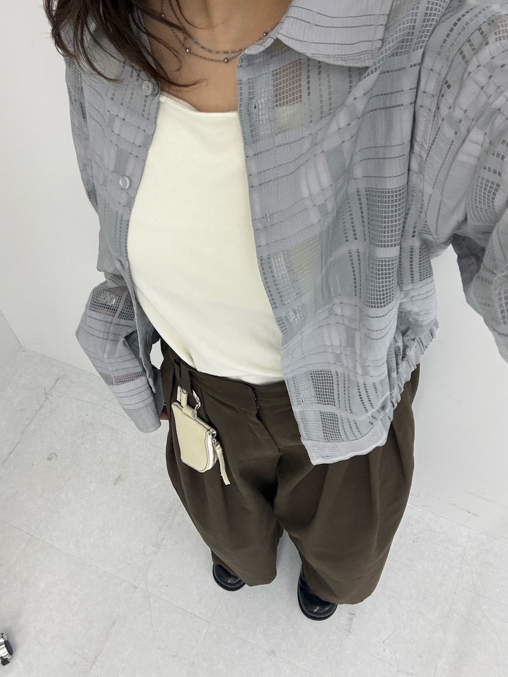 グレー系のシャツ/ブラウス、ホワイト系のタンクトップ、ブラック系のサンダルを着用したレディースの冬コーディネートの5枚目の写真