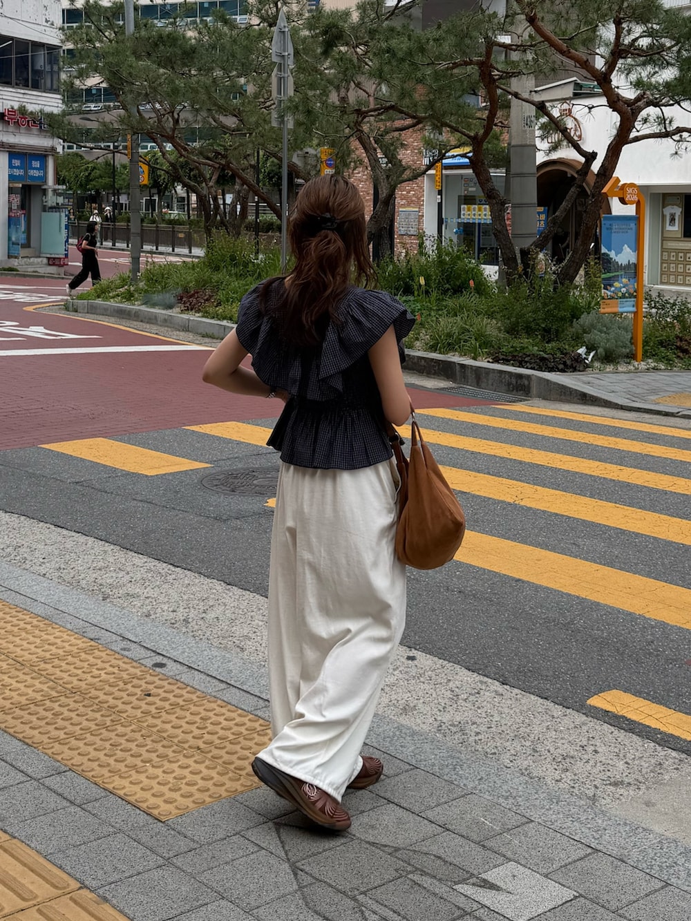 ブルー系のシャツ/ブラウス、ホワイト系のその他パンツを着用したレディースの夏コーディネートの3枚目の写真