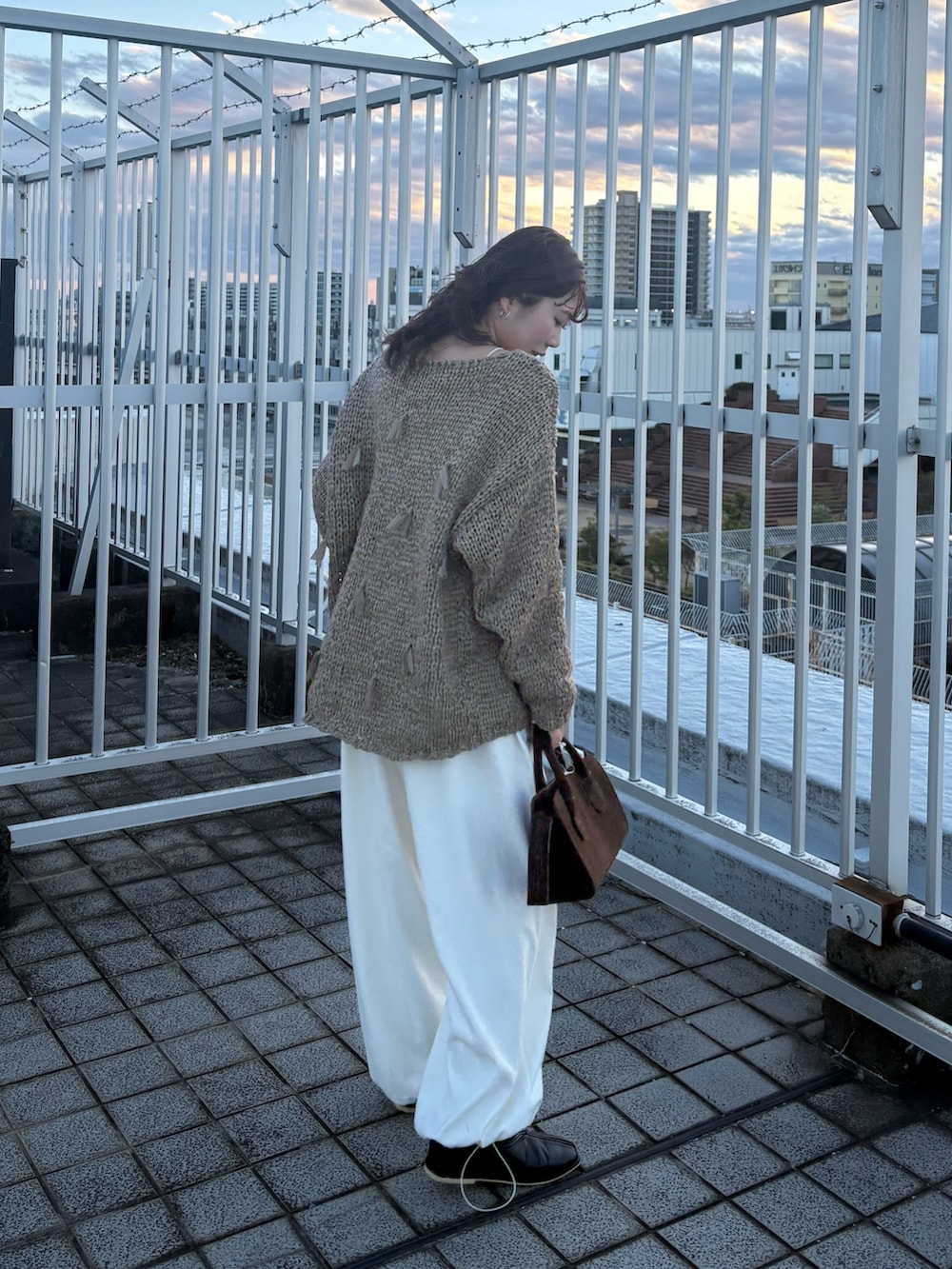 グリーン系のニット/セーター、ホワイト系のその他パンツ、ブラック系のパンプスを着用したレディースの冬コーディネートの2枚目の写真