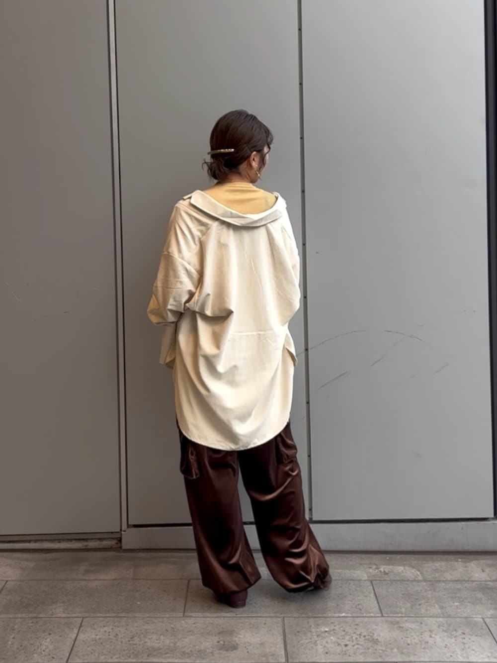 ブラウン系のその他パンツ、ホワイト系のシャツ/ブラウス、ホワイト系のTシャツ/カットソーを着用したレディースの秋コーディネートの4枚目の写真