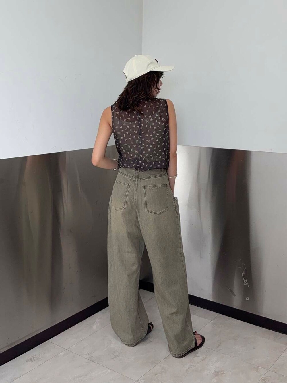 ホワイト系のショルダーバッグ、グリーン系のデニムパンツ、ブラウン系のシャツ/ブラウスを着用したレディースの夏コーディネートの2枚目の写真