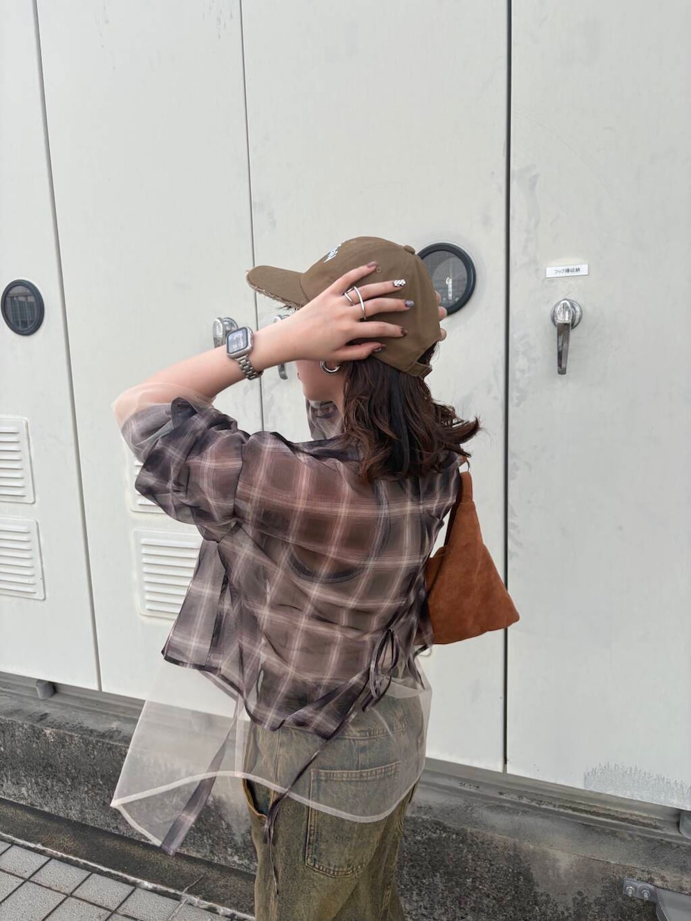 ベージュ系のタンクトップ、ブルー系のスカート、ブラウン系のシャツ/ブラウスを着用したレディースの夏コーディネートの4枚目の写真