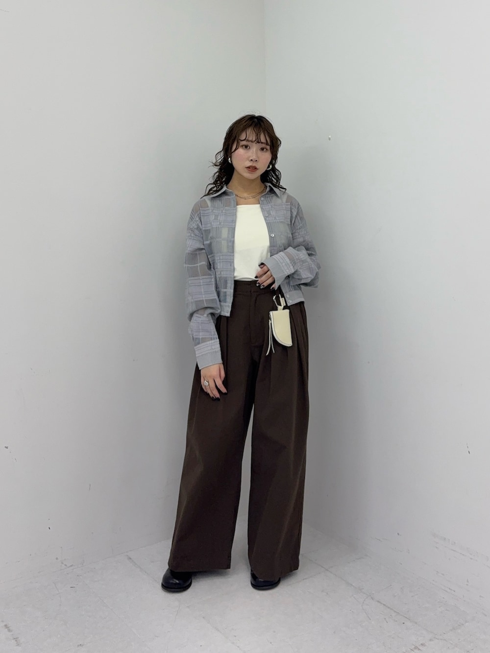 グレー系のシャツ/ブラウス、ホワイト系のタンクトップ、ブラック系のサンダルを着用したレディースの冬コーディネートの4枚目の写真