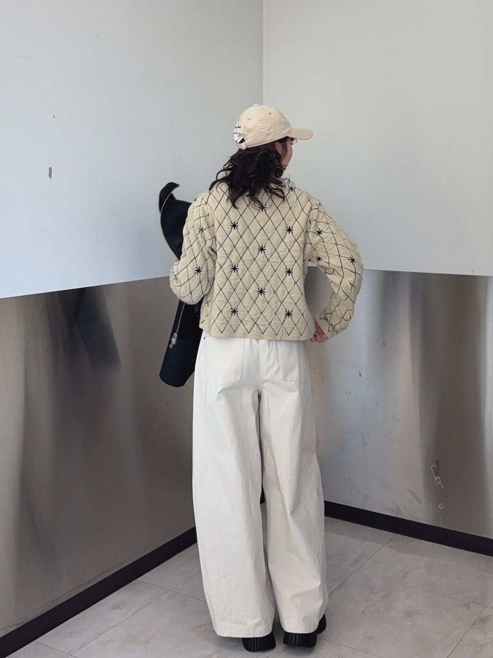 ベージュ系のニット/セーター、ホワイト系のその他パンツ、グリーン系のスニーカーを着用したレディースの秋コーディネートの3枚目の写真