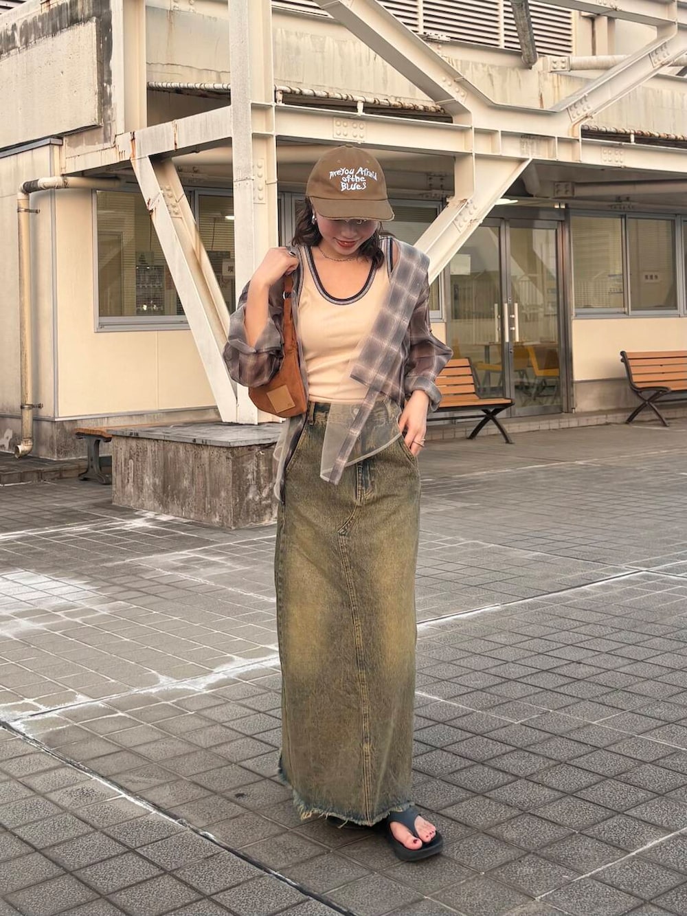 ベージュ系のタンクトップ、ブルー系のスカート、ブラウン系のシャツ/ブラウスを着用したレディースの夏コーディネートの2枚目の写真