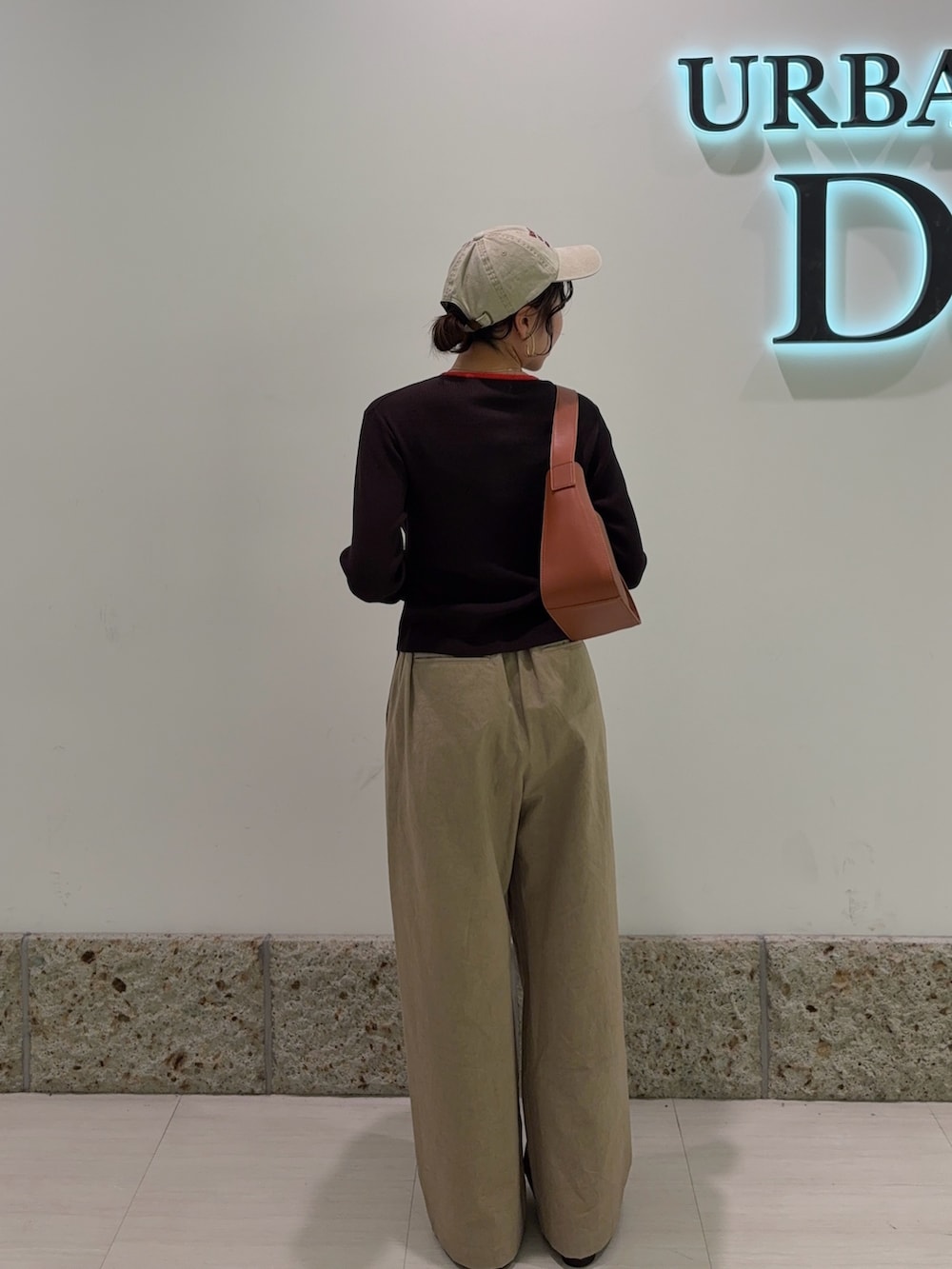 ベージュ系のその他パンツ、ブラウン系のニット/セーター、ブラウン系のローファーを着用したレディースの秋コーディネートの3枚目の写真