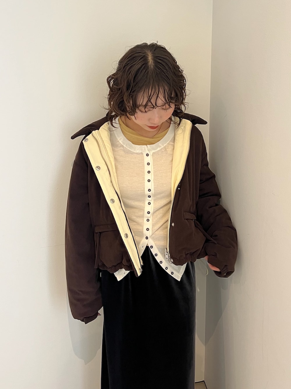 ブラック系のスカート、ブラウン系のその他シューズ、ホワイト系のTシャツ/カットソーを着用したレディースの秋コーディネートの3枚目の写真