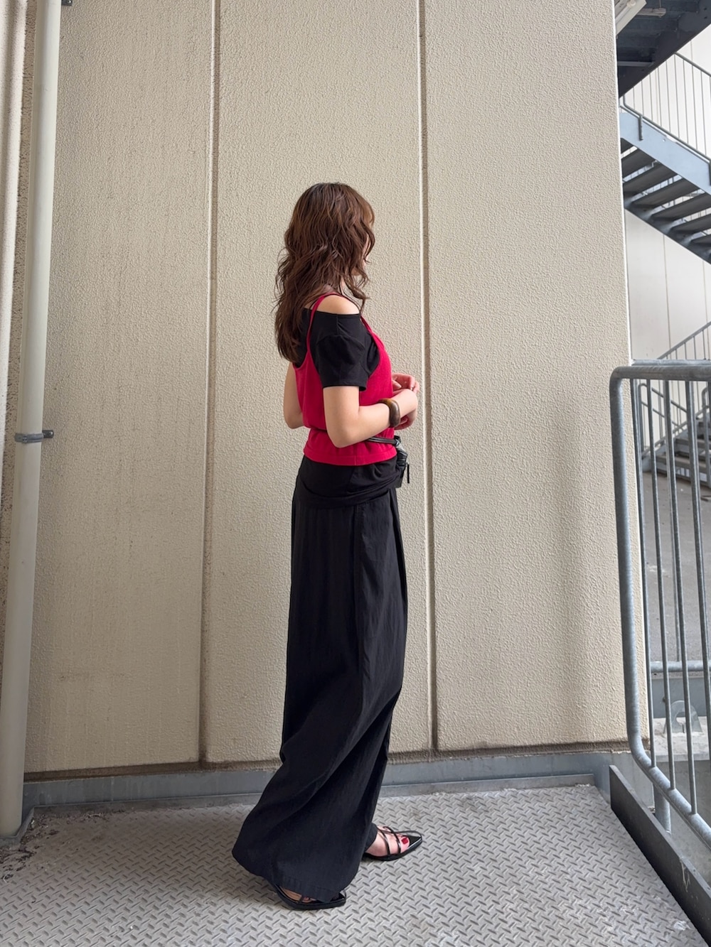 レッド系のカーディガン/ボレロ、ブラック系のTシャツ/カットソー、ブラック系のその他パンツを着用したレディースの夏コーディネートの2枚目の写真
