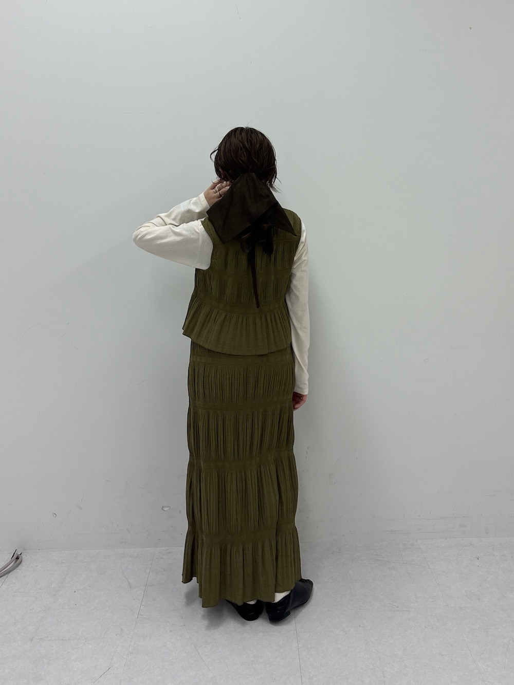 グリーン系のセットアップ、ホワイト系のTシャツ/カットソー、ブラック系のその他シューズを着用したレディースの冬コーディネートの3枚目の写真