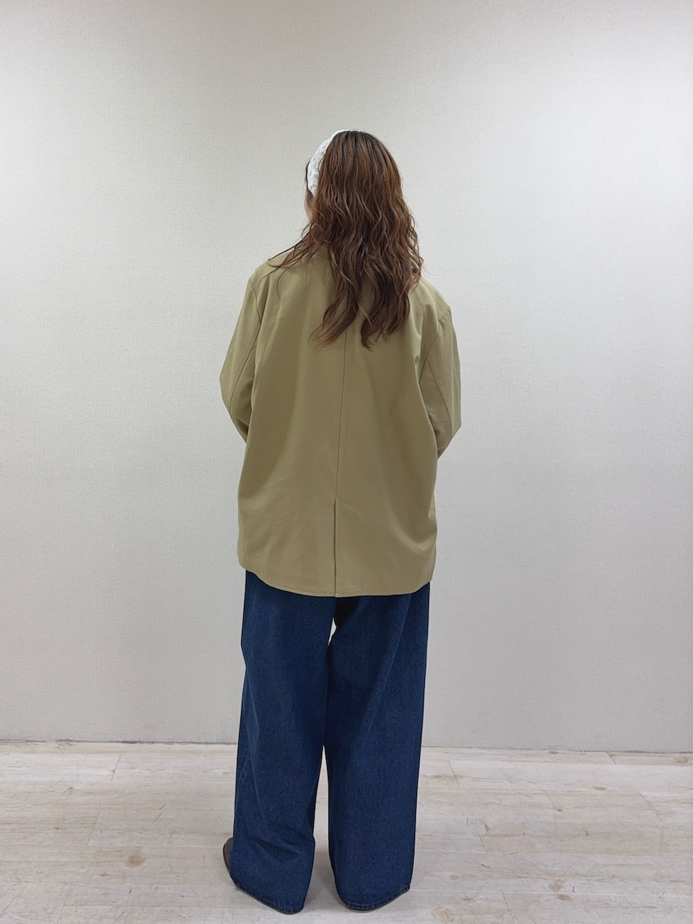ベージュ系のその他アウター、ホワイト系のシャツ/ブラウス、ブルー系のデニムパンツを着用したレディースの秋コーディネートの3枚目の写真