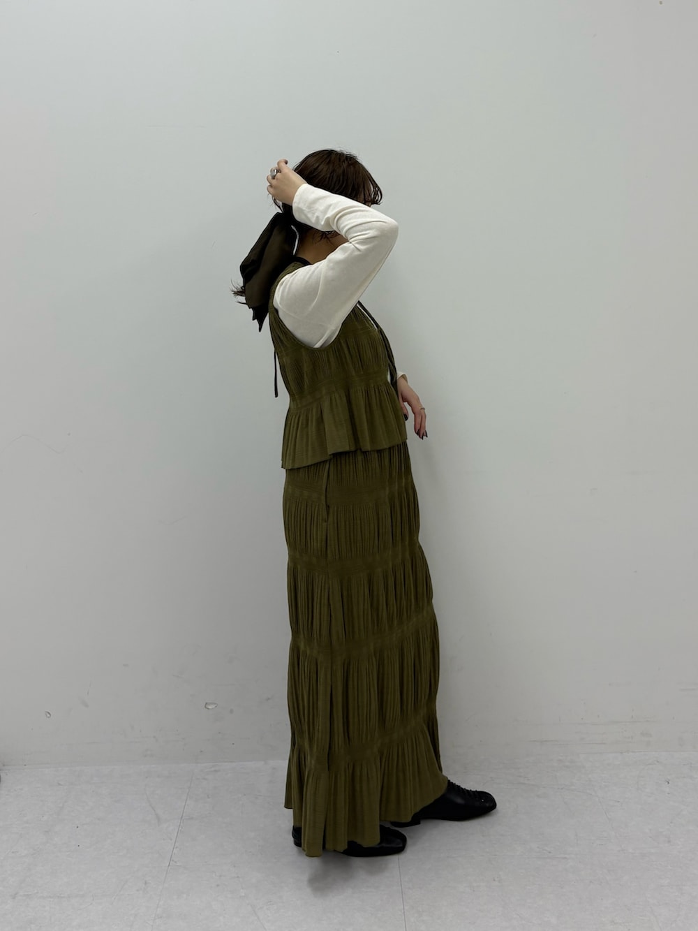 グリーン系のセットアップ、ホワイト系のTシャツ/カットソー、ブラック系のその他シューズを着用したレディースの冬コーディネートの2枚目の写真