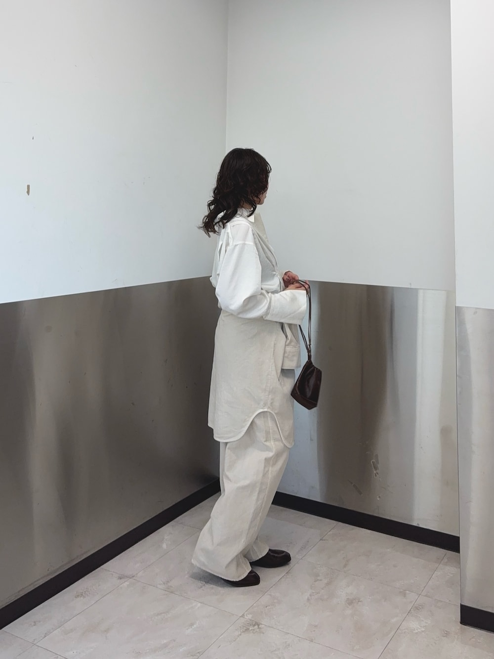 ホワイト系のシャツ/ブラウス、ホワイト系のその他パンツ、ブラウン系のその他シューズを着用したレディースの秋コーディネートの2枚目の写真