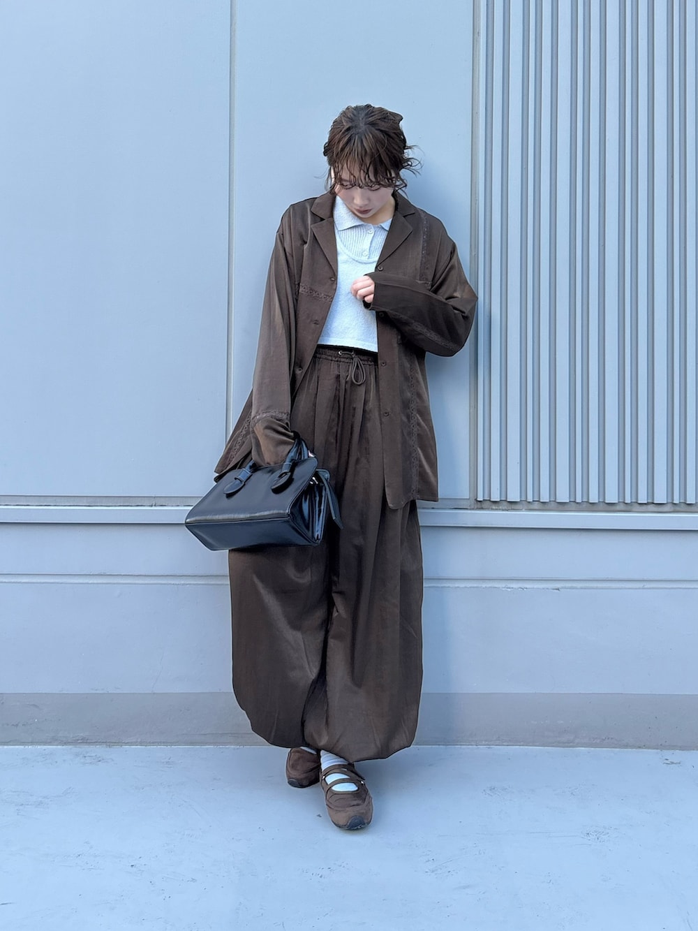 グリーン系のシャツ/ブラウス、グリーン系のその他パンツ、ブラウン系のスニーカーを着用したレディースの冬コーディネートの2枚目の写真