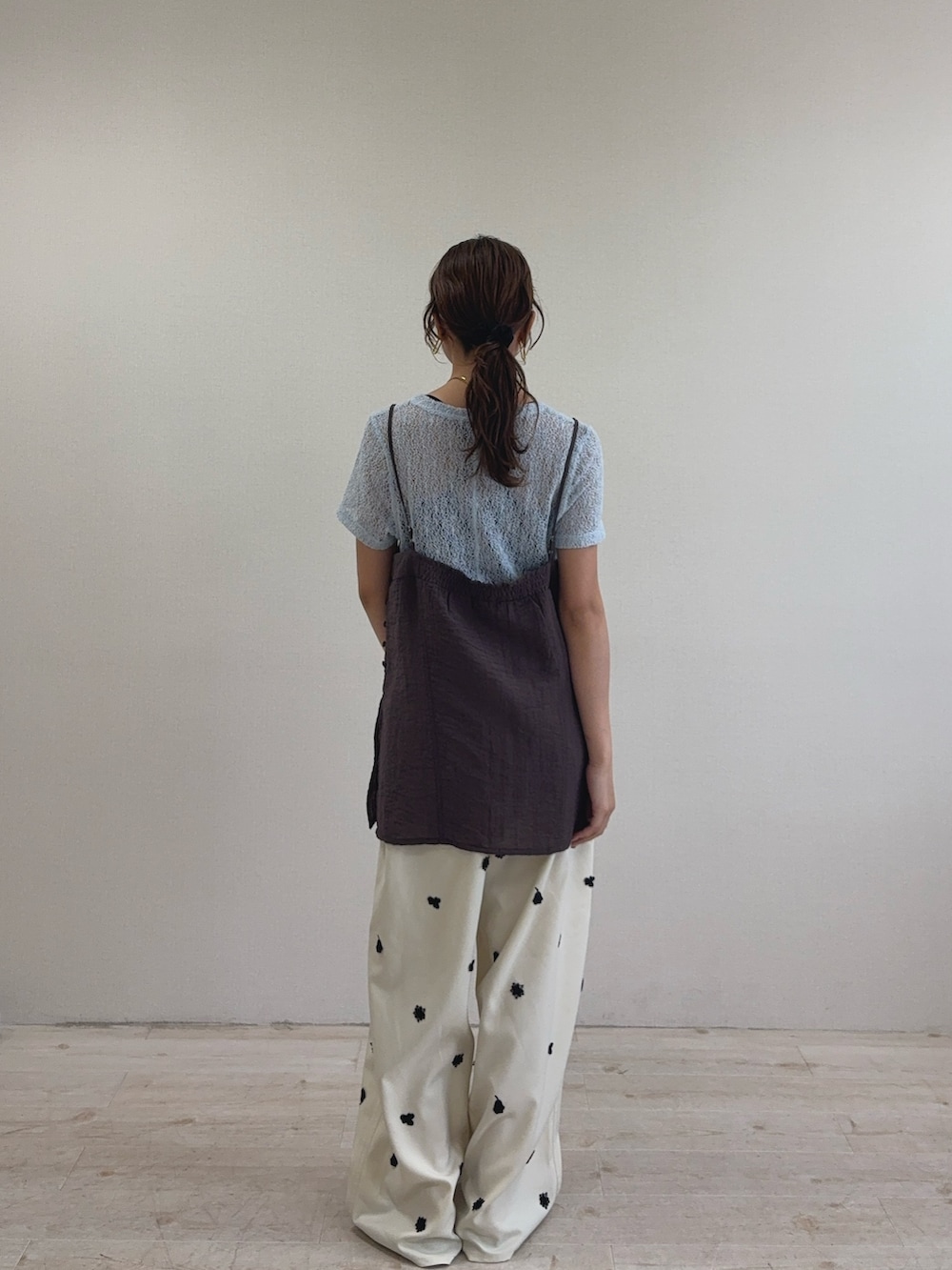 ブルー系のTシャツ/カットソー、ホワイト系のその他パンツ、ブラック系のサンダルを着用したレディースの夏コーディネートの3枚目の写真