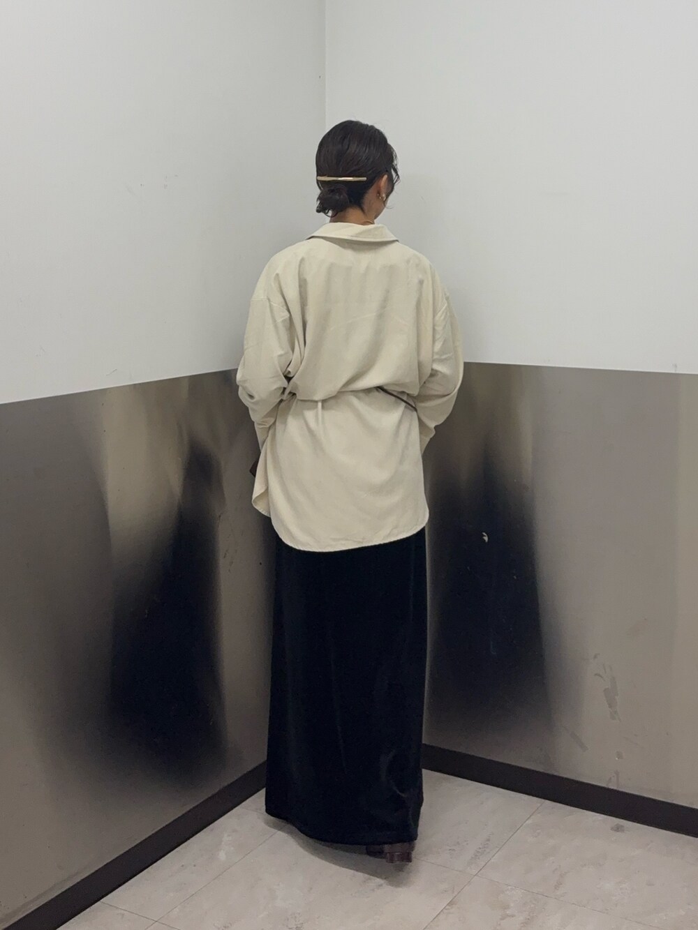 ホワイト系のシャツ/ブラウス、ブラック系のスカート、ブラック系のTシャツ/カットソーを着用したレディースの秋コーディネートの3枚目の写真