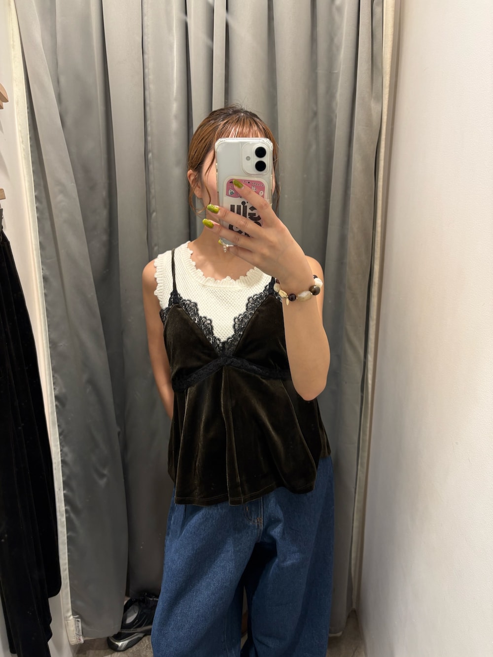 グリーン系のセットアップ、ブルー系のデニムパンツ、ブラウン系のサンダルを着用したレディースの秋コーディネートの2枚目の写真