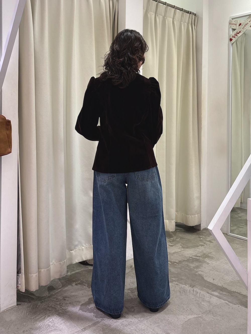 ブラウン系のシャツ/ブラウス、ブルー系のデニムパンツ、ブラック系のその他シューズを着用したレディースの冬コーディネートの3枚目の写真